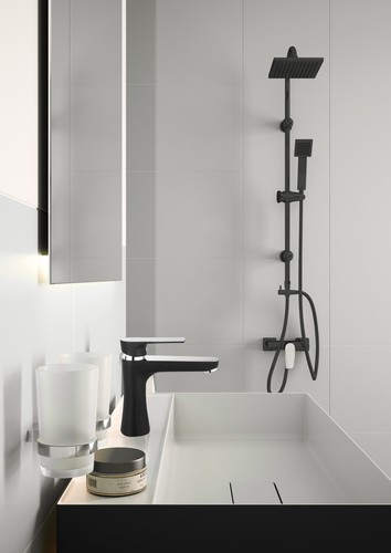 Monochromatyczna łazienka z elementami czerni i chromu